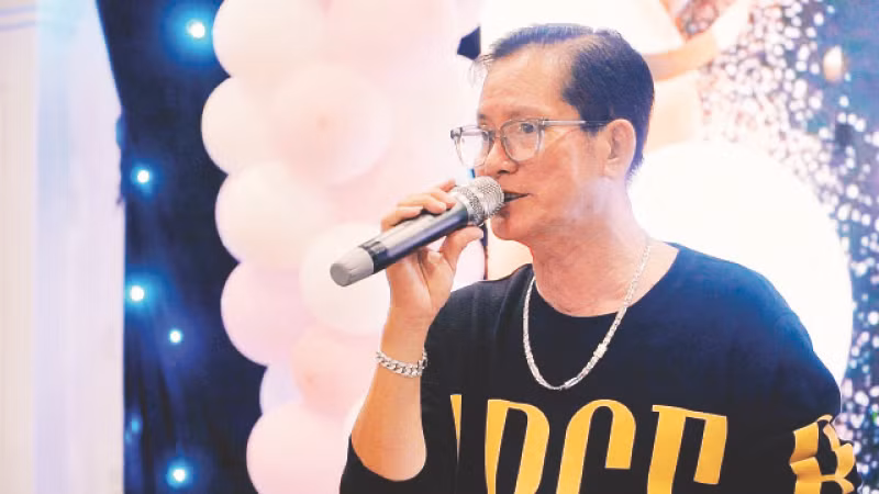 Thầy giáo Ngô Hồng Khiêm làm người dẫn chương trình không chuyên để kiếm tiền giúp học sinh. 