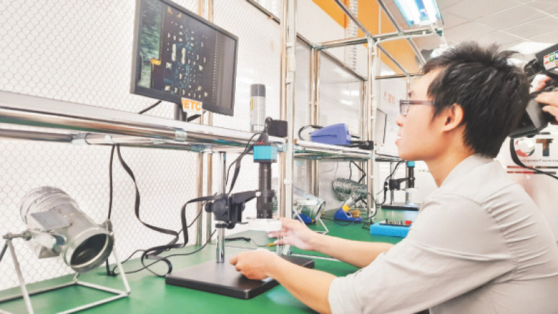 Đào tạo nguồn nhân lực vi mạch bán dẫn tại Trung tâm Điện tử và Vi mạch bán dẫn Khu Công nghệ cao Thành phố Hồ Chí Minh.