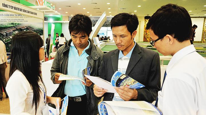 Các doanh nghiệp bất động sản đưa ra nhiều ưu đãi để thu hút khách hàng. Ảnh: NGUYỆT ANH