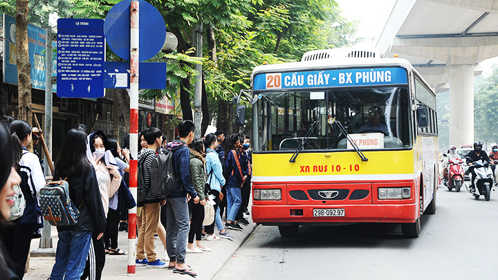 Xe bus Hà Nội mới đáp ứng được gần 18% nhu cầu đi lại. Ảnh: NAM NGUYỄN