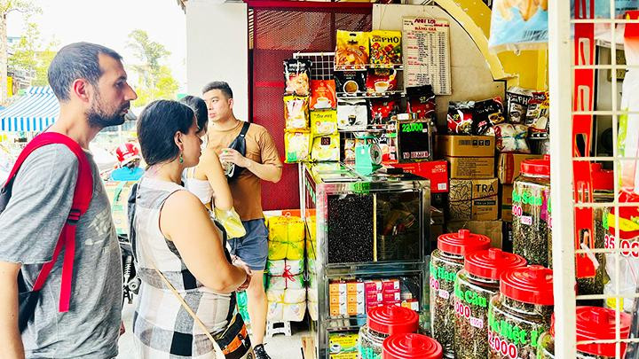 Dự kiến lượng du khách nước ngoài đến Việt Nam tăng mạnh trong dịp Tết.