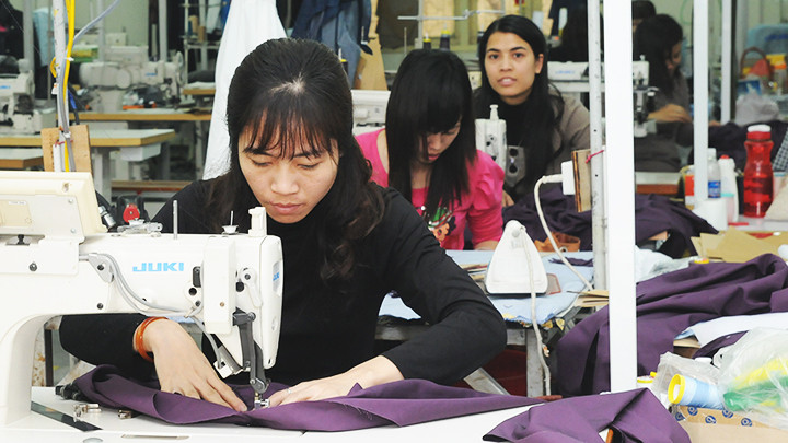 Nhiều doanh nghiệp dệt may đang gặp khó khăn do thiếu đơn hàng. Ảnh: NGUYỆT ANH