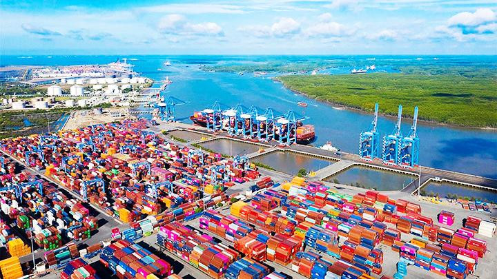 Cảng biển là một trong những thế mạnh thúc đẩy kinh tế vùng Đông Nam Bộ.