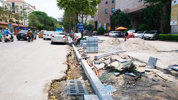 Việc chỉnh trang, sửa chữa hè phố còn nhiều bất cập. 
