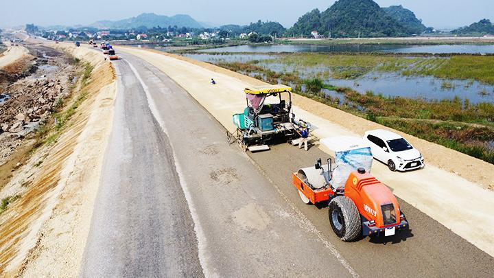 Các nhà thầu lu lèn mặt đường cao tốc bắc-nam đoạn Mai Sơn-quốc lộ 45.