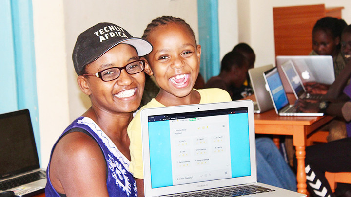 Nelly Cheboi mang lại nụ cười cho trẻ em với những máy tính cũ. Ảnh: CNN