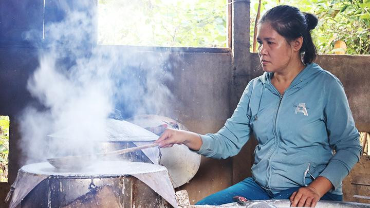 Tráng bánh thủ công.