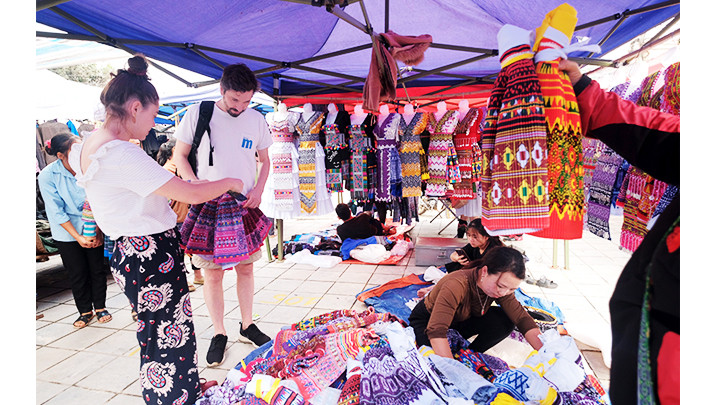 Chọn mua trang phục H’Mông làm quà.