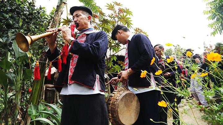 Đoàn nhà trai với đội nhạc lễ dẫn đầu sang nhà gái xin dâu.