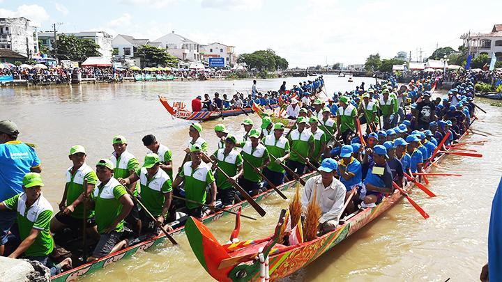 Đua ghe ngo trên sông Long Bình, TP Trà Vinh. Nguồn: Sở VHTTDL tỉnh Trà Vinh