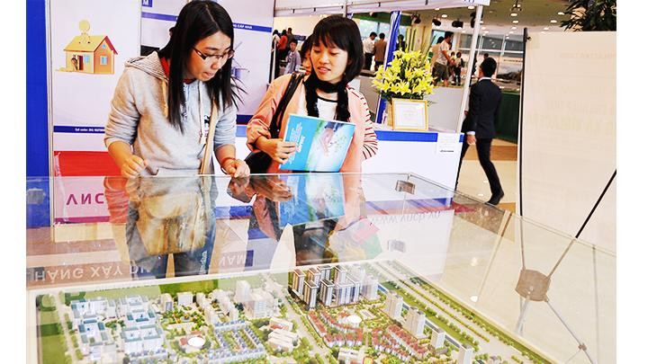 Nhà đầu tư tìm hiểu thông tin về tiến độ các dự án bất động sản. Ảnh: ANH HẢI