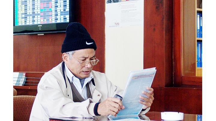 Nhà đầu tư tìm hiểu thông tin về doanh nghiệp phát hành. Ảnh: BẮC SƠN