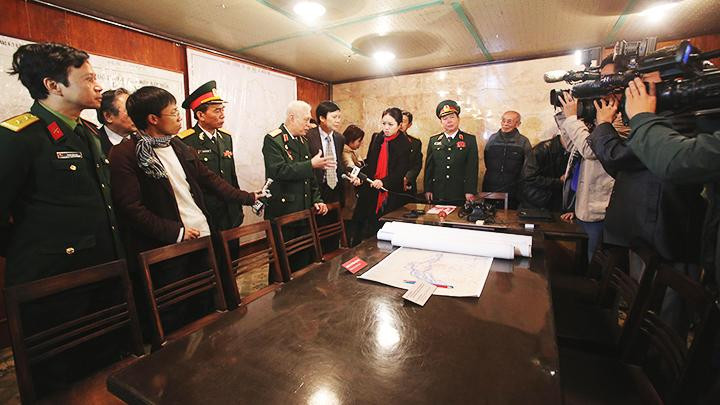 Trung tướng Nguyễn Văn Ninh - nguyên Cục phó Cục Tác chiến, người có nhiều đóng góp trong việc phục dựng căn hầm đang kể chuyện trực ban chiến đấu năm xưa - Ảnh chụp năm 2012.