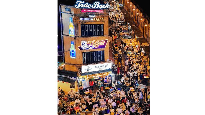 Phố Tạ Hiện vẫn là điểm vui chơi được nhiều người tìm đến. Ảnh: HỒNG SƠN