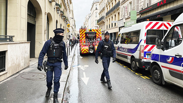Cảnh sát Pháp tại hiện trường vụ tấn công. Ảnh: FRANCE 24 