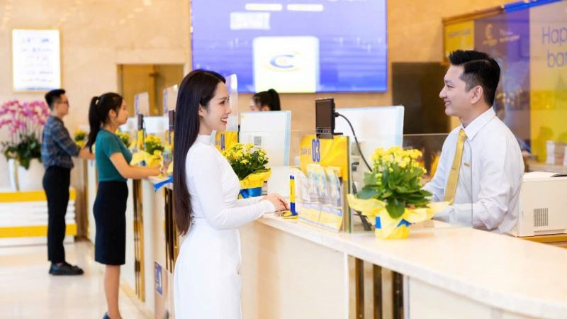 Khách hàng giao dịch tại Ngân hàng Thương mại cổ phần Nam Á.