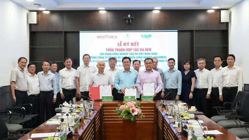 Lãnh đạo Tập đoàn Công nghiệp cao su Việt Nam, Becamex và Công ty Liên doanh Trách nhiệm hữu hạn Khu công nghiệp Việt Nam-Singapore trao bản ký kết thỏa thuận hợp tác.