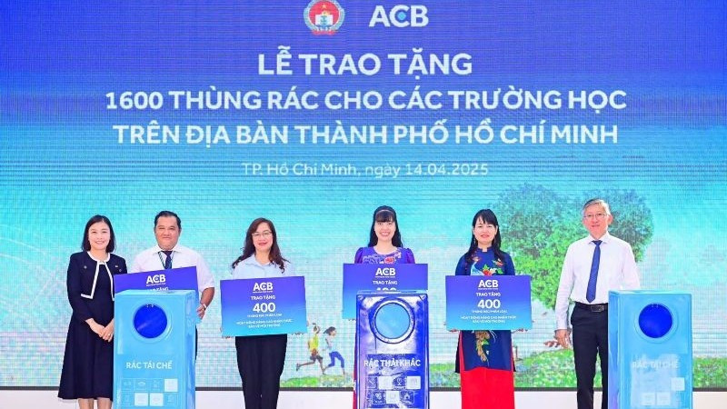 Lãnh đạo Sở Giáo dục và Đào tạo Thành phố Hồ Chí Minh và ACB trao tặng thùng rác phân loại cho các trường học. 