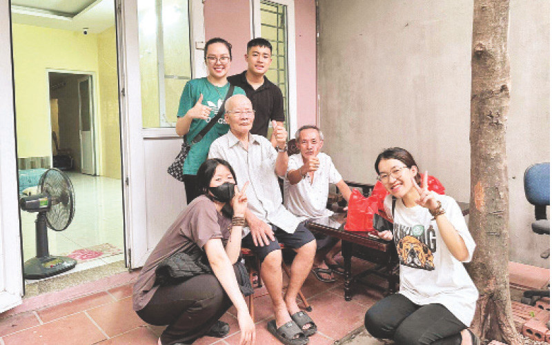 Các bạn trẻ đến thăm, động viên những người vô gia cư tại ngôi nhà “Hà Nội chung tay”.
