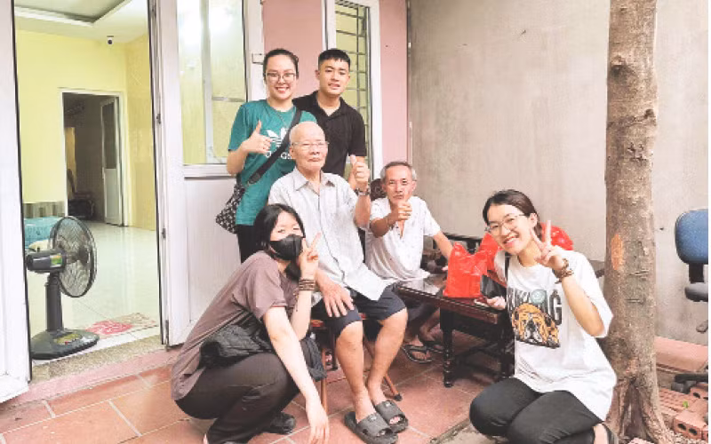 Các bạn trẻ đến thăm, động viên những người vô gia cư tại ngôi nhà “Hà Nội chung tay”.