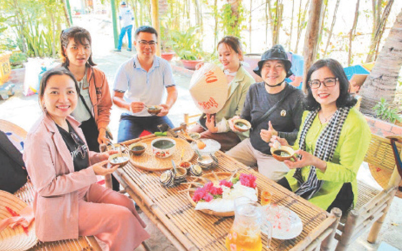 “Hộ Hai Loan - Món bánh dân gian” bận rộn đón tiếp khách du lịch đổ về Thiềng Liềng.