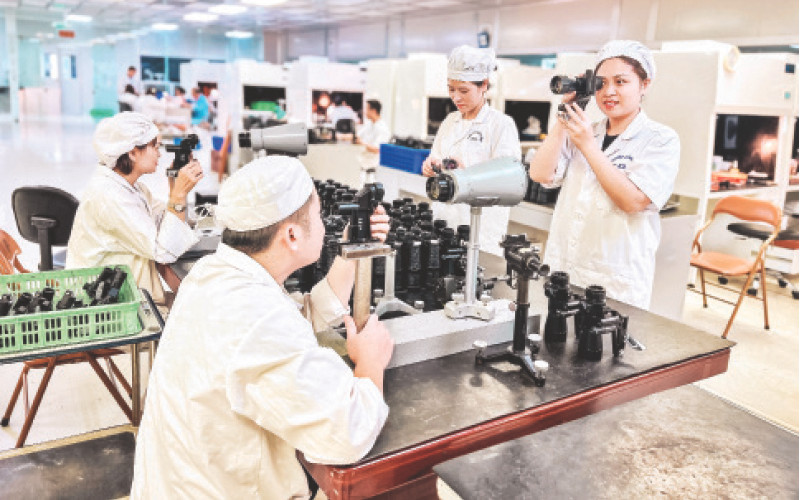 Công nhân Nhà máy Z199-Tổng cục Công nghiệp quốc phòng thực hiện hiệu chỉnh tính năng kính ngắm.