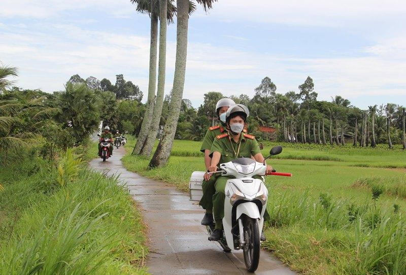 Lực lượng công an Vĩnh Long thường xuyên tuần tra, kiểm soát ở các tuyến đường nông thôn trên địa bàn phụ trách.