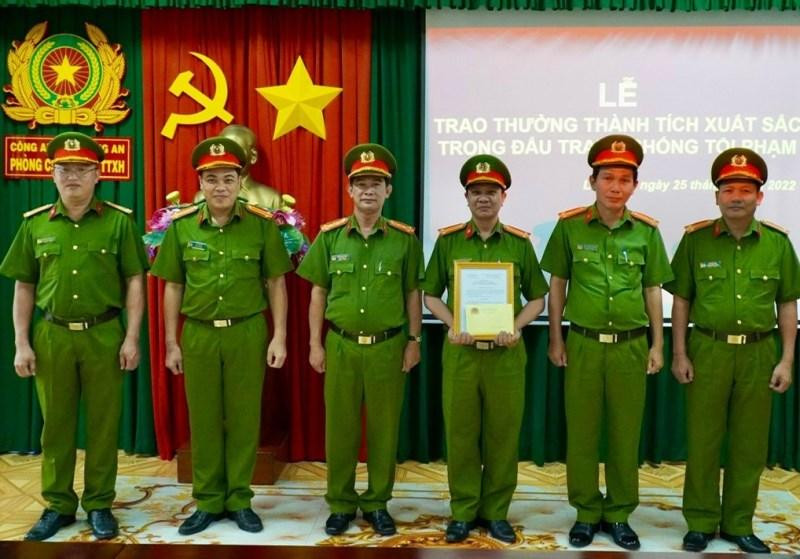 Công an tỉnh Long An trao thưởng cho Ban chuyên án có thành tích xuất sắc trong việc điều tra, bắt giữ các đối tượng phạm tội. 