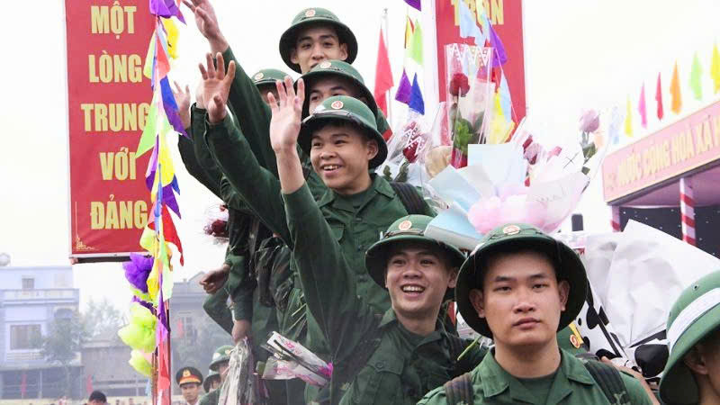 Các tân binh hào hứng, phấn khởi lên đường nhập ngũ.