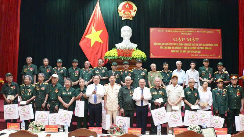 Lãnh đạo tỉnh Hòa Bình tặng quà đại biểu.