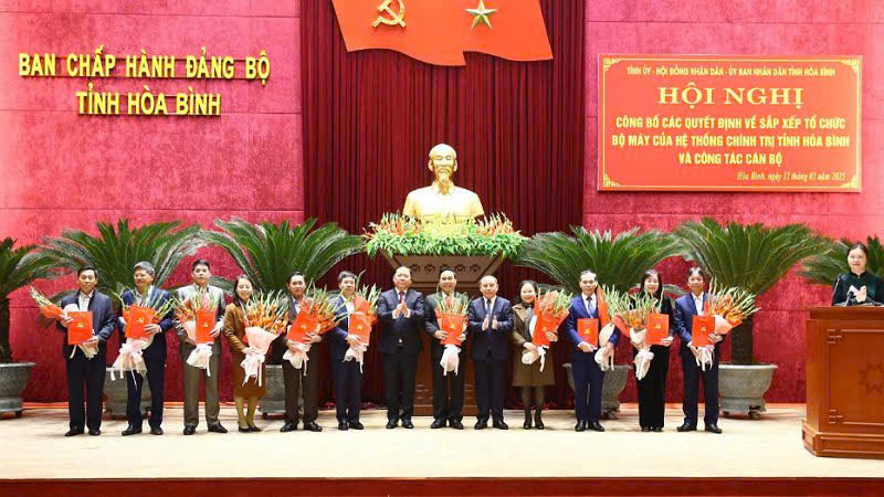 Bí thư Tỉnh ủy Hòa Bình Nguyễn Phi Long (thứ 7 từ trái sang) và Chủ tịch Ủy ban nhân dân tỉnh Bùi Đức Hinh (thứ 5 từ phải sang) tặng hoa các đồng chí lãnh đạo chủ chốt thuộc diện Ban Thường vụ Tỉnh ủy quản lý xin nghỉ hưu trước tuổi.
