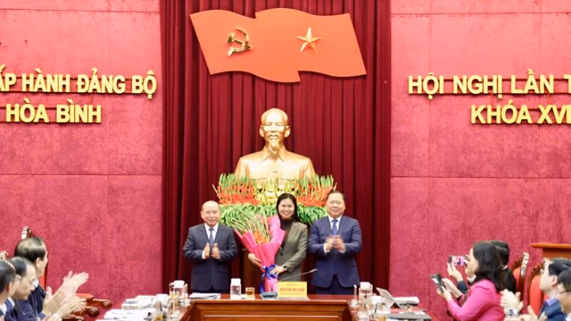 Thường trực Tỉnh ủy Hòa Bình tặng hoa đồng chí Bùi Thị Minh tại hội nghị.