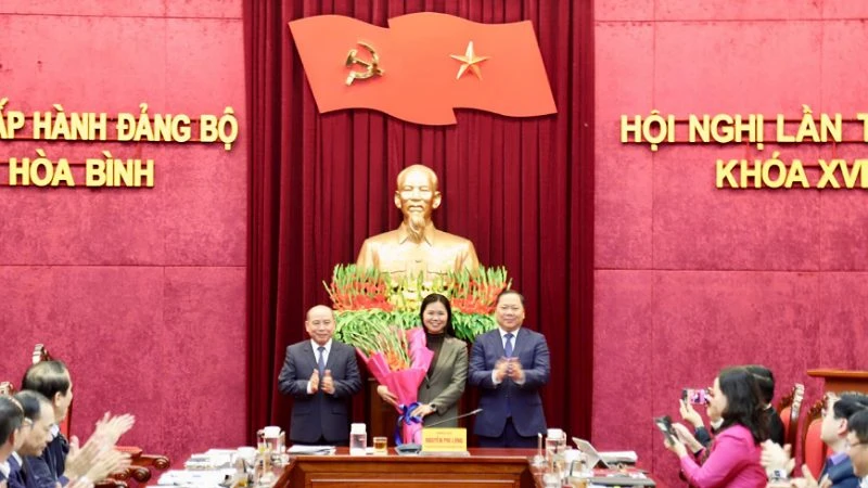 Thường trực Tỉnh ủy Hòa Bình tặng hoa đồng chí Bùi Thị Minh tại hội nghị.