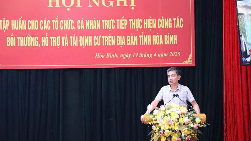 Ông Đào Anh Thép, Chi Cục trưởng Chi cục đất đai, Sở Nông nghiệp và Môi trường tỉnh Hòa Bình phát biểu tại hội nghị.