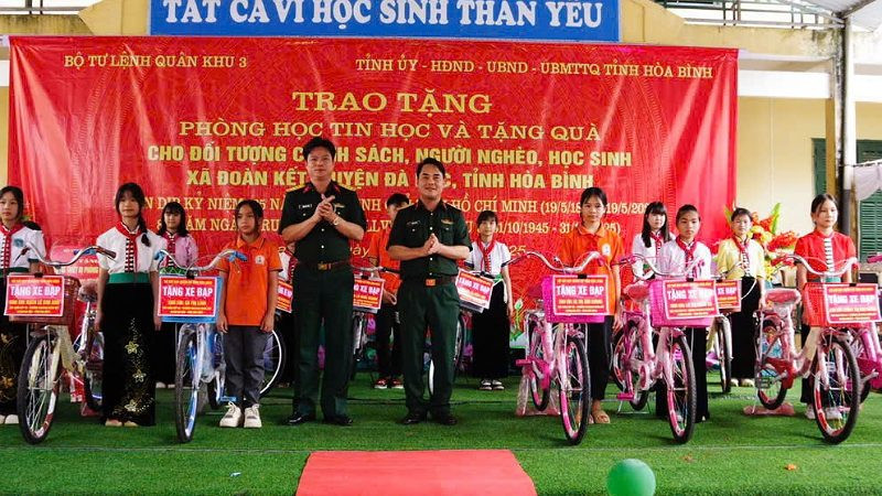 Lãnh đạo Quân khu 3 tặng xe đạp cho các em học sinh có hoàn cảnh khó khăn.
