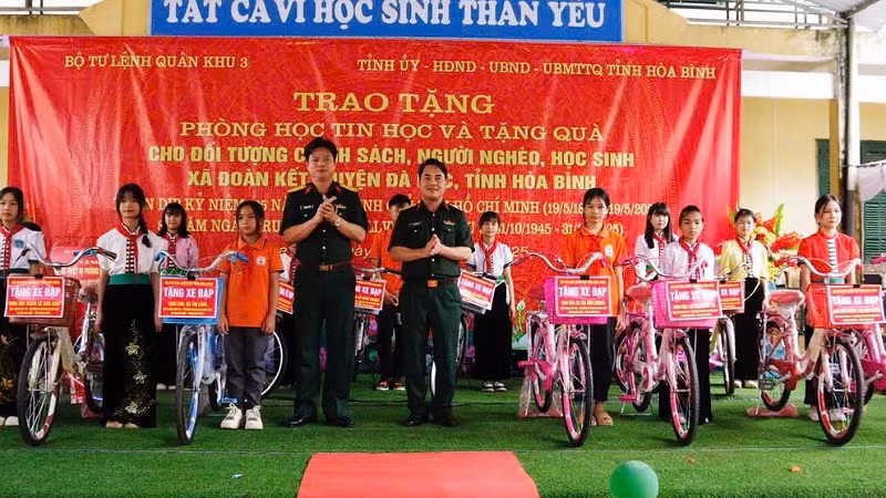 Lãnh đạo Quân khu 3 tặng xe đạp cho các em học sinh có hoàn cảnh khó khăn.