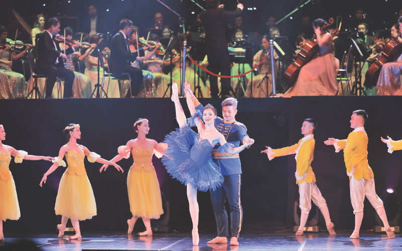 Nsưt Đàm Hàn Giang và vũ công Thu Huệ trong vở ballet Kẹp hạt dẻ.