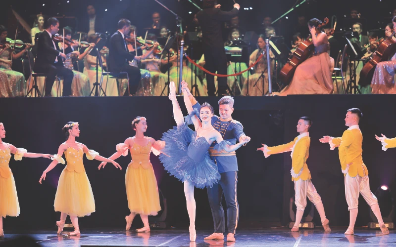 Nsưt Đàm Hàn Giang và vũ công Thu Huệ trong vở ballet Kẹp hạt dẻ.