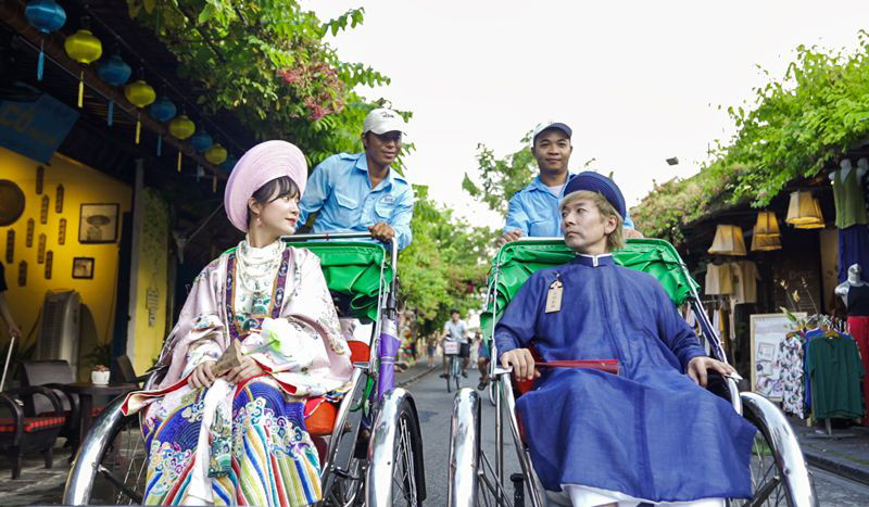 Nghệ sĩ Joseph Kwon (bên phải) cùng ca sĩ Hyee Phạm trong MV "Butterfly Flakes".