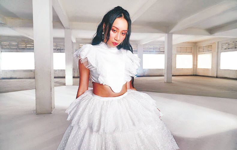 Mỹ Anh trong MV Mỗi khi anh nhìn em, sản phẩm âm nhạc phát hành 11/2022.