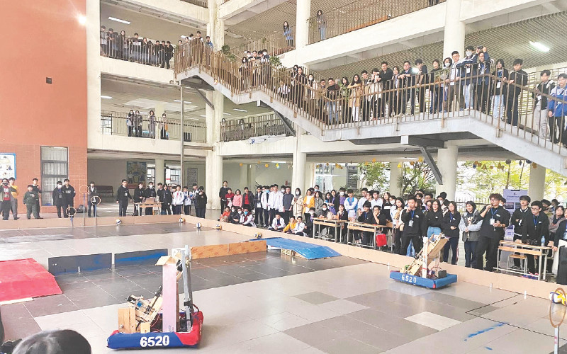 Đông đảo khán giả là học sinh, phụ huynh, thầy cô giáo cổ vũ cho hiệp đấu của hai robot FRC tự chế tại trường Amsterdam.