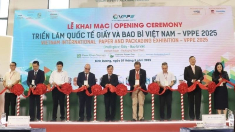 Các đại biểu thực hiện nghi thức khai mạc triển lãm.