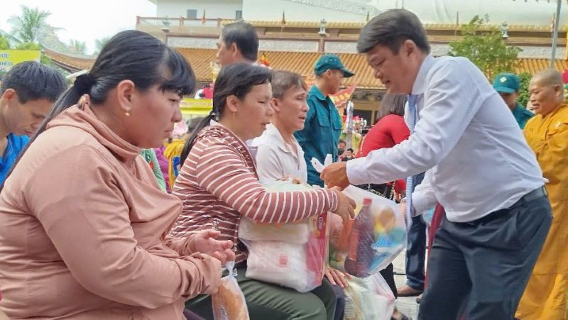 Trưởng Ban Tuyên giáo và Dân vận Tỉnh ủy Bình Dương Bùi Thanh Nhân trao hỗ trợ hàng hóa thiết yếu "Chợ 0 đồng" cho người khuyết tật. 