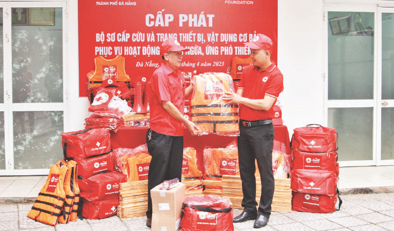 Trao tặng trang thiết bị cho các đội phòng chống thiên tai địa phương.