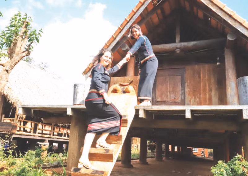 Nét đẹp của những cô gái Ê Đê bên nhà sàn dài truyền thống.