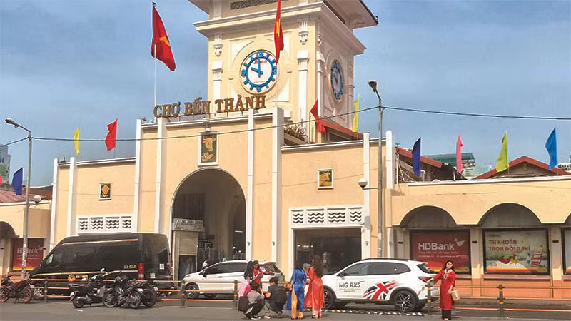 Chợ Bến Thành là địa điểm được nhiều khách du lịch cả trong nước và nước ngoài lựa chọn để tham quan, mua sắm khi đến thành phố.