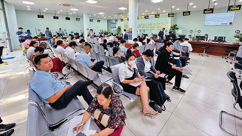 Người dân làm thủ tục tại Văn phòng Đăng ký đất đai thành phố Thủ Đức.