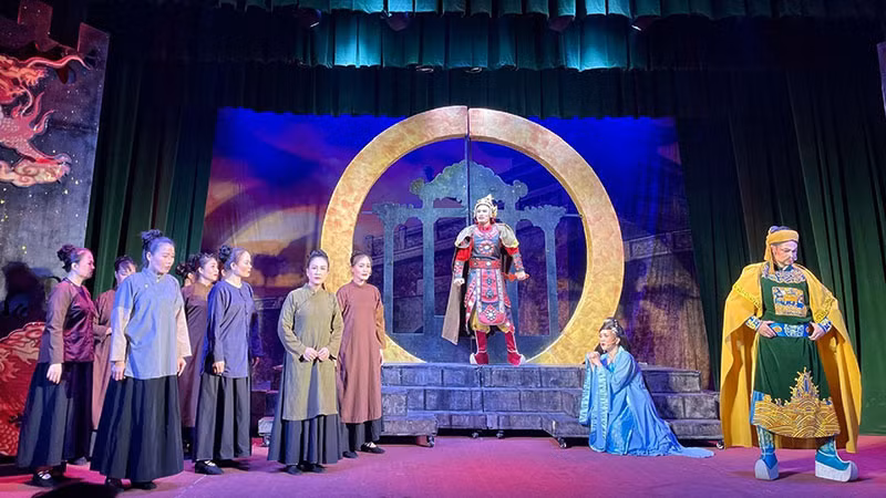 Cảnh trong vở cải lương “Mặt trời đêm thế kỷ”.