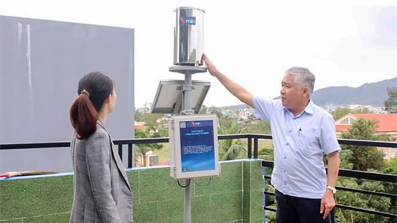 Giám đốc Công ty cổ phần WATEC Văn Phú Chính giới thiệu trạm đo mưa tự động Vrain.