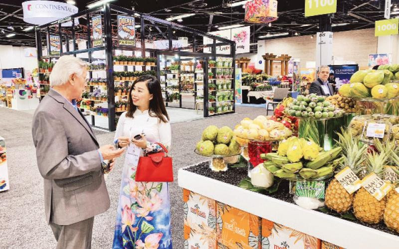 Tổng Giám đốc Công ty cổ phần Tập đoàn Xuất nhập khẩu trái cây Chánh Thu Ngô Tường Vy trao đổi với đối tác xuất khẩu trái cây tại Mỹ.